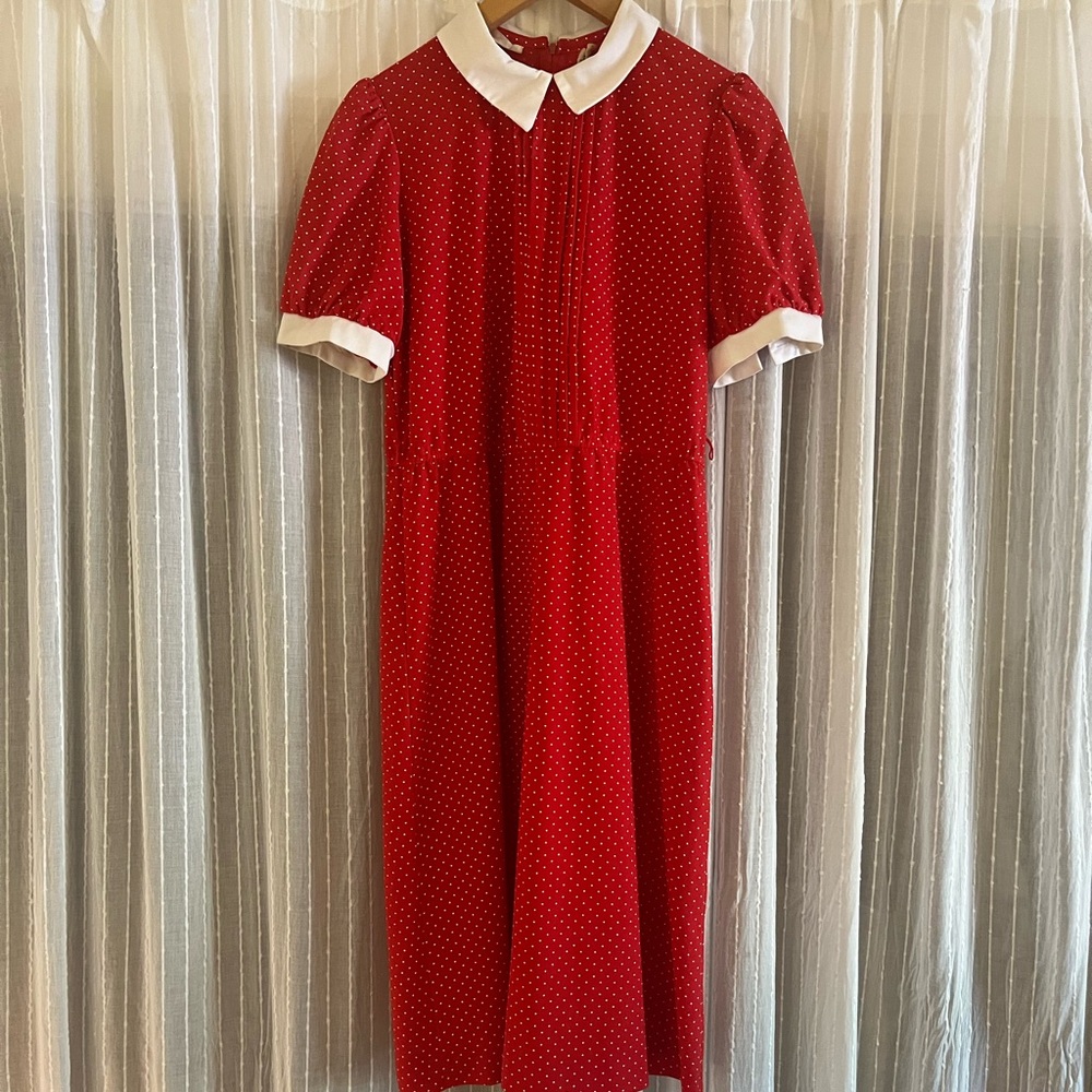 Elegant Vintage Red Midi Dress with White Collar